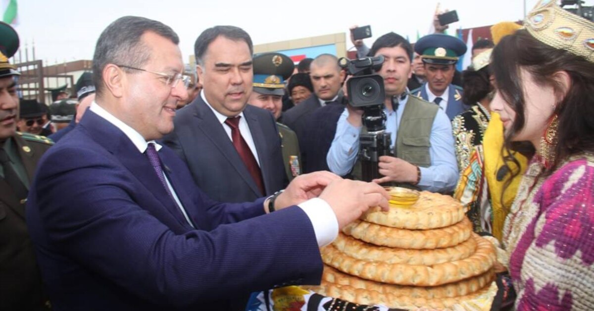 Xotin erini belbog bilan sikayotgan porno video