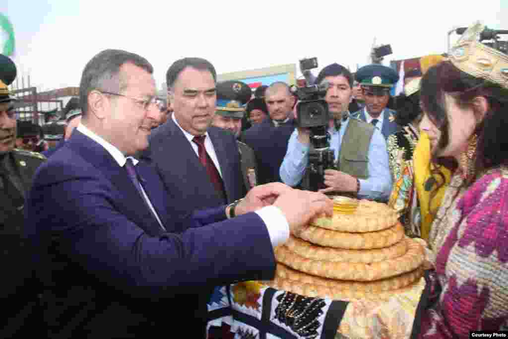 So'g'd va Samarqand viloyat rahbarlari chegara ochilishi tantanasini azaliy non-tuz tatish bilan boshlashdi.