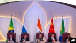 BRICS လို့အတိုကောက်ခေါ်တဲ့ Brazil၊ Russia၊ India၊ တရုတ် နဲ့ တောင်အာဖရိကနိုင်ငံတွေ ပါဝင်တဲ့ စီးပွားရေး အင်အားကောင်းစနိုင်ငံများထိပ်သီးစည်းအဝေး။