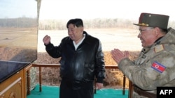 김정은(왼쪽) 북한 국무위원장이 18일 모처에서 서부지구 포병부대 사격훈련을 지도하고 있다. 조선중앙통신이 다음날 공개한 장면.