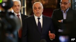 PM Irak Haider al-Abadi (tengah) dalam jumpa pers di bandara Baghdad, Irak sebelum terbang menuju ke Amerika, Senin (13/4). 