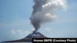 Gunung Anak Krakatau di Selat Sunda kembali meletus dengan tinggi kolom abu bervariasi antara 200 meter hingga 1.000 meter pada Rabu, 11 Juli 2018. PVMBG mencatat 56 kali letusan. (Foto: Humas BNPB) 
