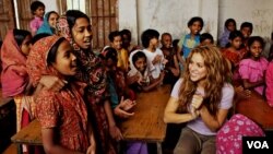 Penyanyi Shakira dalam kunjungan sebagai wakil PBB ke sekolah anak-anak perempuan di Bangladesh.