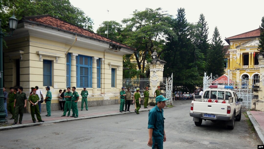 Polisi Vietnam melakukan penjagaan gedung pengadilan saat berlangsungnya sidang atas 3 blogger yang didakwa melakukan propaganda anti pemerintah (foto: dok). 