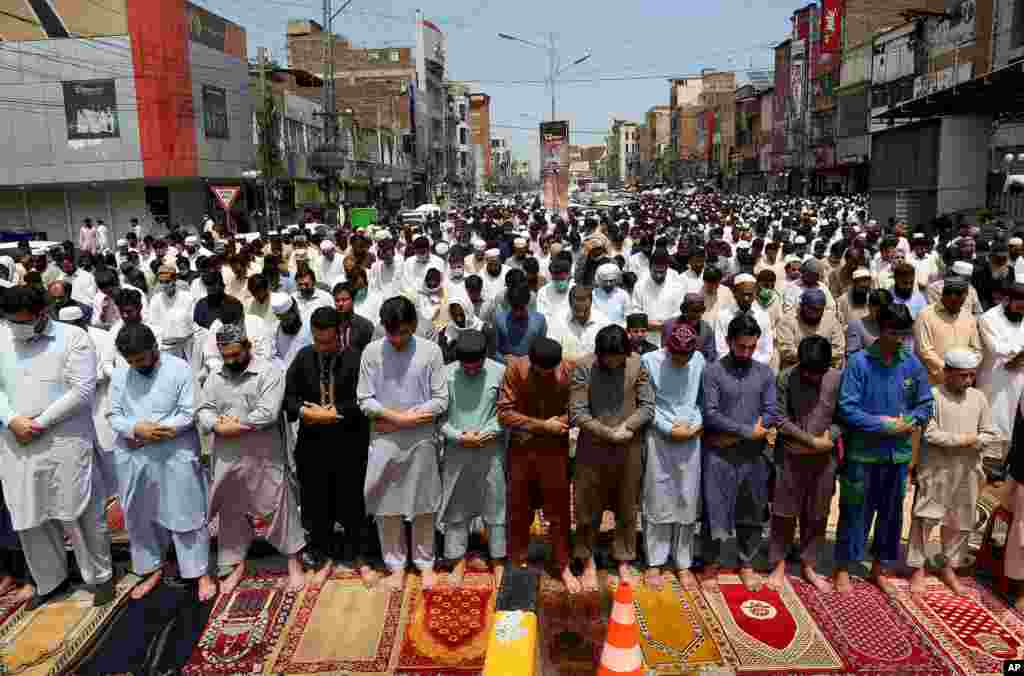 اقامه نماز جماعت در آخرین نماز جمعه ماه رمضان در خارج از مسجدی در پیشاور، پاکستان