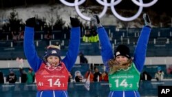 Jessica Diggins (derecha) y Kikkan Randall celebran tras ganar la medalla de oro en esquí de fondo en los Juegos Olímpicos de Invierno en Pyeongchang, Corea del Sur, el miércoles, 21 de febrero de 2018. 