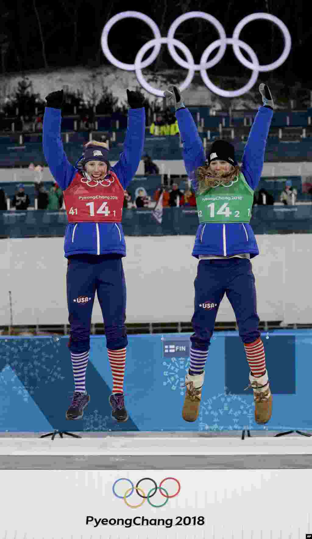 美国选手 Jessica Diggins 和 Kikkan Randall 在韩国平昌举行的2018年冬奥会女子团体短距离自由式越野滑雪决赛中获得金牌后庆祝胜利。(在2018年2月21日)