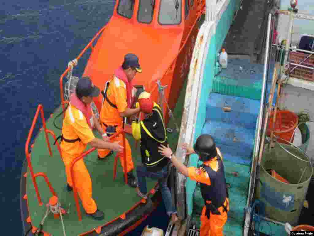 &nbsp;Waandamanaji wakiandamana&nbsp; mitaani huku taa zikiwaka kwa mbali huko&nbsp; Ferguson, Mo.Agosti 20, 2014.