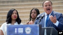 Martin Luther King III, hijo de Martin Luther King Jr., derecha, habla junto a su esposa Arndrea Waters King, izquierda, y su hija Yolanda King, en el acto conmemorativo este sábado. ​