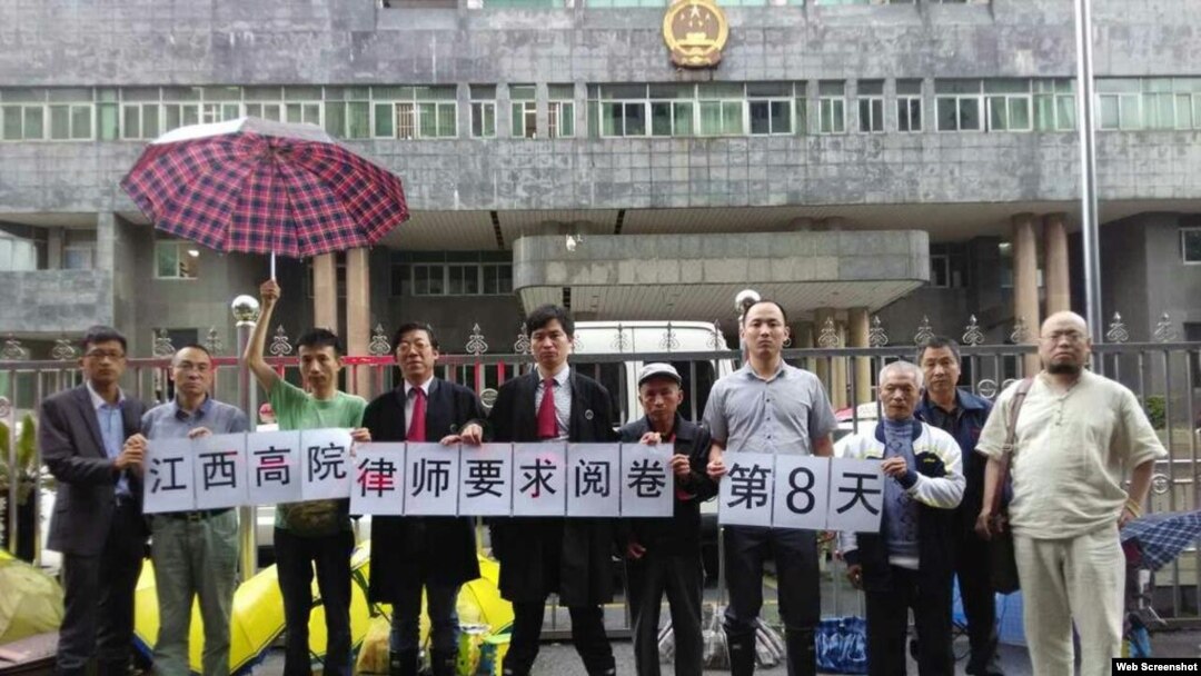 吴淦(右一)与坚守高院前要求阅卷的律师等合影（网络图片）