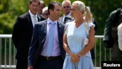 Donald Trump Jr. y su esposa Vanessa conversan mientras esperan a su padre durante la Convención Nacional Republicana, en julio de 2016, en Cleveland, Ohio.