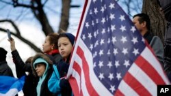 Manifestantes protestan en Baltimore, Maryland, durante el "Día Sin Inmigrantes", el 16 de febrero de 2017. 