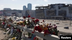 테러가 발생한 모스크바 '크로커스 시티홀' 공연장 앞에 꽃들이 놓여있다. 지난 27일 촬영.