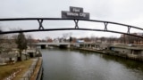 Pemandangan di salah satu sudut Sungai Flint, di Michigan, pada 26 Januari 2016. (Foto: AP/Carlos Osorio)