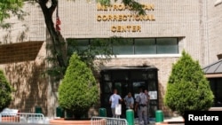 Security personnel and visitors are seen at the entrance of the Metropolitan Correctional Center jail where financier Jeffrey Epstein was found dead in the Manhattan borough of New York City, New York, Aug. 12, 2019. 