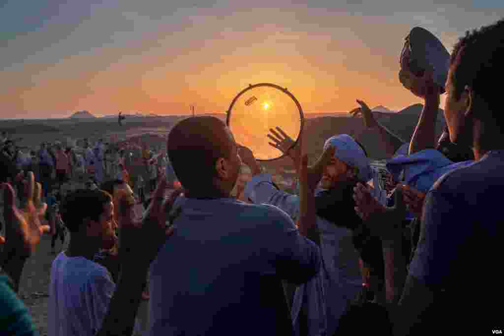 By sunset, pilgrims gather on the highest point on the mountain and recite religious songs on the beat of drums and clapping hands. (H. Elrasam/VOA)