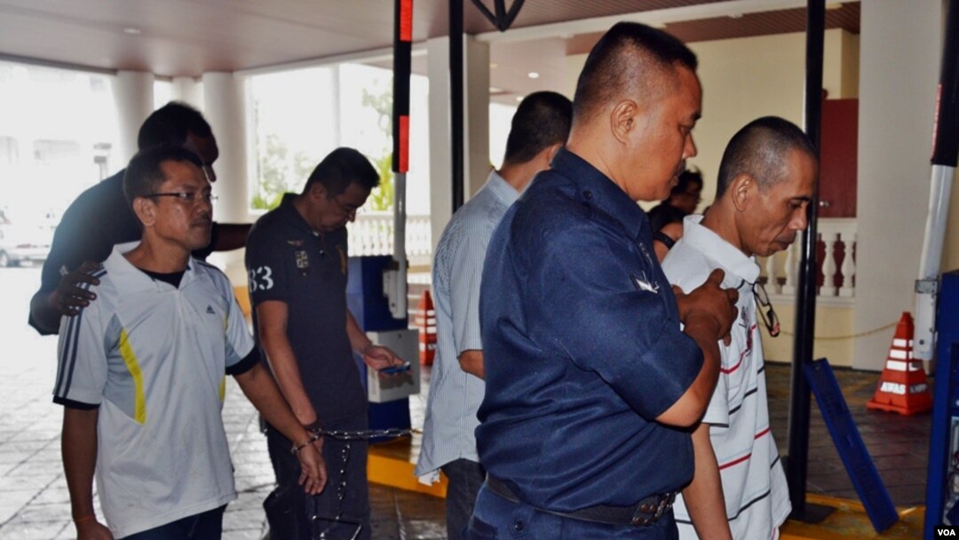 Keempat terdakwa, WNI yang divonis hukuman mati, dikawal oleh polisi di Pulau Penang, Malaysia, meninggalkan ruang sidang hari Senin, 7/10 (foto: Munarsih/VOA). 
