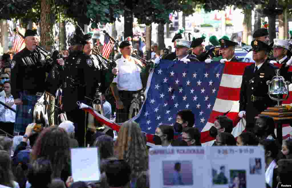 نیو یارک میں پولیس اس پرچم کو بھی تقریب میں لائی جو 11 ستمبر 2001 کو حملوں کے وقت ورلڈ ٹریڈ سینٹر پر آویزاں تھا۔