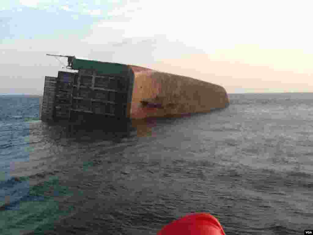 Angola, Navio cargueira afundou na costa de Cabinda a 16 de Maio, 2014