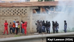 Des manifestants face aux forces de l'ordre à Lomé, Togo, 19 août 2017. (VOA/Kayi Lawson)