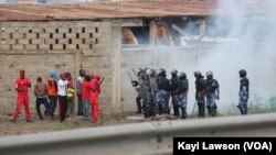 Des manifestants tentent de résister devant la police à Lomé, Togo, 19 août 2017. (VOA/Kayi Lawson)