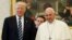 El presidente de EE.UU., Donald Trump, se reunió con el papa Francisco en el Vaticano, el miércoles, 24 de mayo de 2017, donde el sumo pontífice le entregó una copia de su encíclica sobre cambio climático.