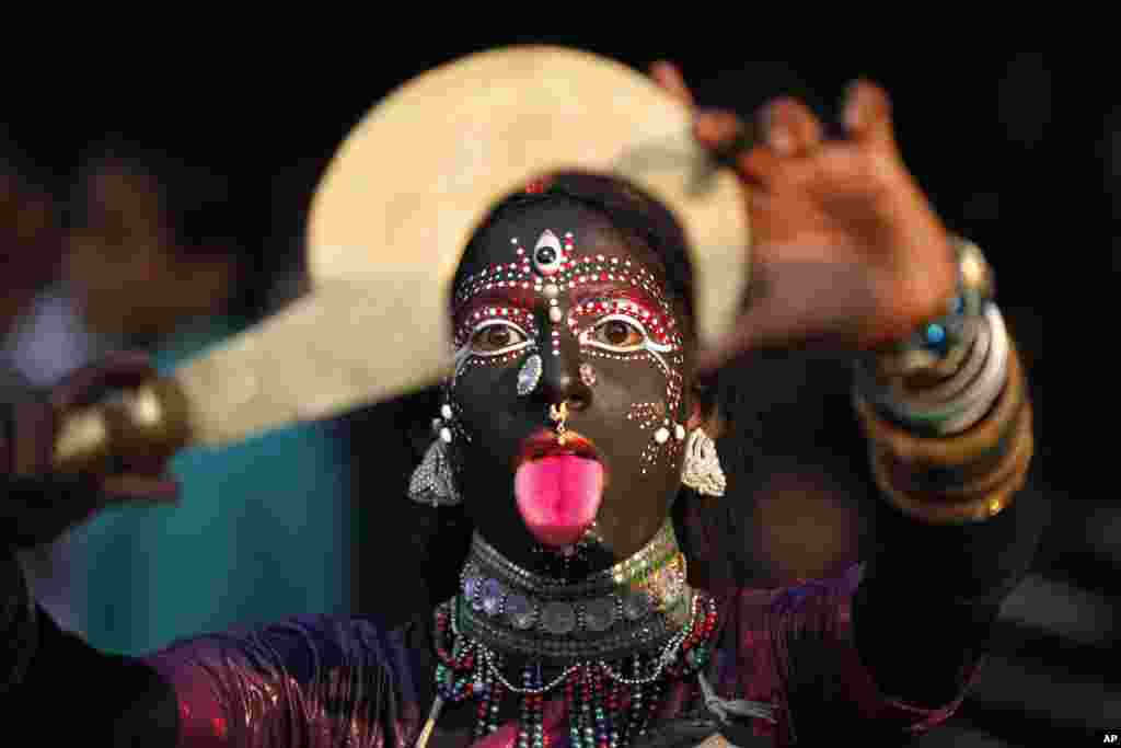 Seorang seniman rakyat dari negara bagian Uttar Pradesh, India utara melakukan prosesi selama festival tari rakyat dan teater di kota Allahabad.