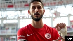 This handout photograph taken and released by Turkish news agency DHA (Demiroren News Agency) shows Antalyaspor's Israeli forward Sagiv Jehezkel displaying a bandage on his wrist reading "100 days. 07/10" after scoring a goal in Antalya on Jan. 14, 2024. 