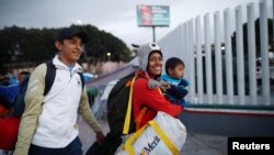 Une famille de l'Amérique centrale arrive à la frontière avec les Etats-Unis pour demander l'asile, à Tijuana, Mexique, le 2 mai 2018.