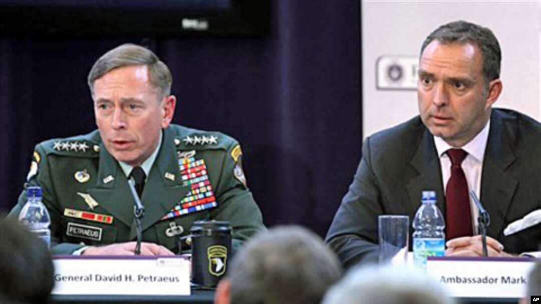 Gen. David Petraeus, top U.S and NATO commander (L), and Ambassador Mark Sedwill, NATO Senior Civilian Rep. in Afghanistan address discuss 'The International Mission in Afghanistan', at the United Services Institute in London, 15 Oct 2010.