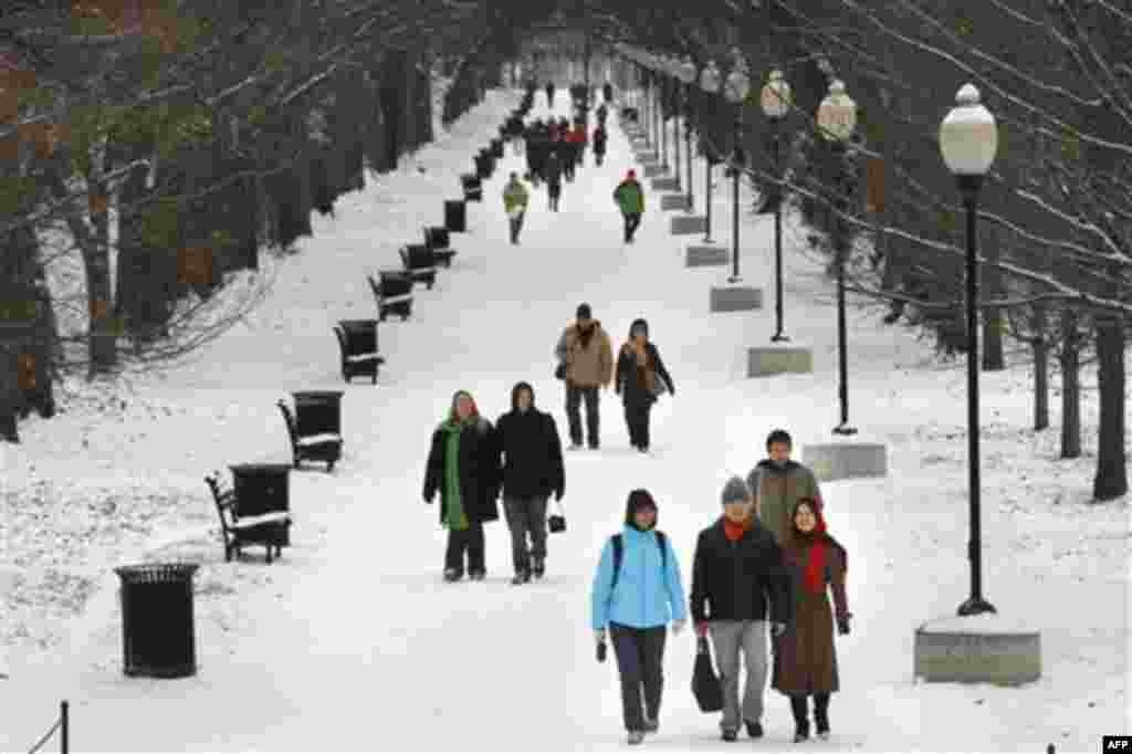 Bundled up people walk through the snow on the National Mall heading toward the Lincoln Memorial in Washington, on Thursday, Dec. 16, 2010. (AP Photo/Jacquelyn Martin)