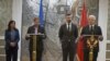 Evropski komesar Johanes Han i crnogorski premijer Duško Marković na konferenciji za novinare u Podgorici (rtcg.me)