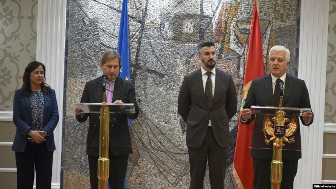 Evropski komesar Johanes Han i crnogorski premijer Duško Marković na konferenciji za novinare u Podgorici (rtcg.me)