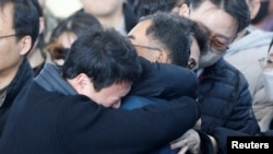 Los familiares de las víctimas del accidente aéreo de Jeju reaccionan mientras los funcionarios celebran una reunión informativa en el Aeropuerto Internacional de Muan, en Muan, Corea del Sur, el 30 de diciembre de 2024