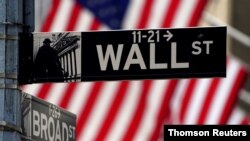 ARCHIVO - Un letrero de Wall Street frente a la Bolsa de Valores en Nueva York.