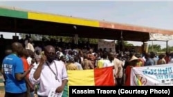 Des manifestants exigeant la libération du militant anti-corruption Clément Dembélé, à Bamako au Mali.