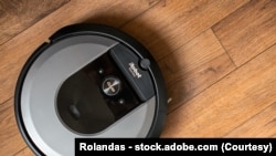 资料照片：停在地板上的 iRobot Roomba i7 扫地机器人。（2021年5月5日）