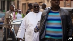 ARCHIVES - Papa Massata Diack, au centre, fils de l'ancien président de l'IAAF Lamine Diack arrive au commissariat central de Dakar, au Sénégal, lundi 17 février 2016. 