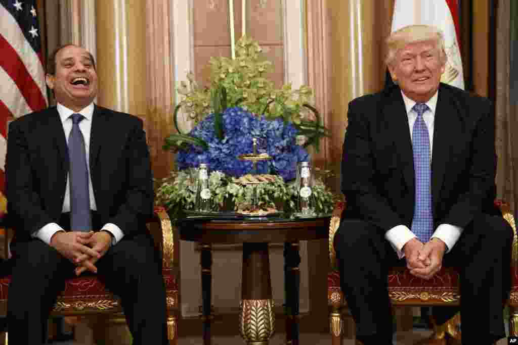 Presiden Donald Trump bergurau dengan Presiden Mesir Abdel Fattah al-Sisi saat bertemu di Riyadh, Arab Saudi, 21 Mei 2017.