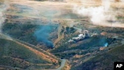 Foto yang diambil dari gambar video, pasukan Armenia menyerang pasukan Azerbaijan di wilayah separatis Republik Nagorno-Karabakh di Azerbaijan, Minggu, 4 Oktober 2020. (Foto: Kementerian Pertahanan Armenia)