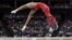 Gabrielle Douglas, del equipo de gimnasia de Estados Unidos, se presenta en la viga.