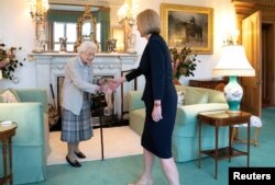 Queen Elizabeth welcomes Liz Truss during an audience where she invited the newly elected leader of the Conservative party to become Prime Minister and form a new government, at Balmoral Castle, Scotland, Britain September 6, 2022. Jane Barlow/Pool via REUTERS TPX IMAGES OF THE DAY