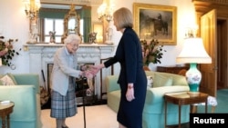 Королева прийняла на аудієнції високоповажну Елізабет Трасс і попросила її сформувати нову адміністрацію. Пані Трасс прийняла пропозицію її Величності та поцілувала її руку після призначення прем'єр-міністром
