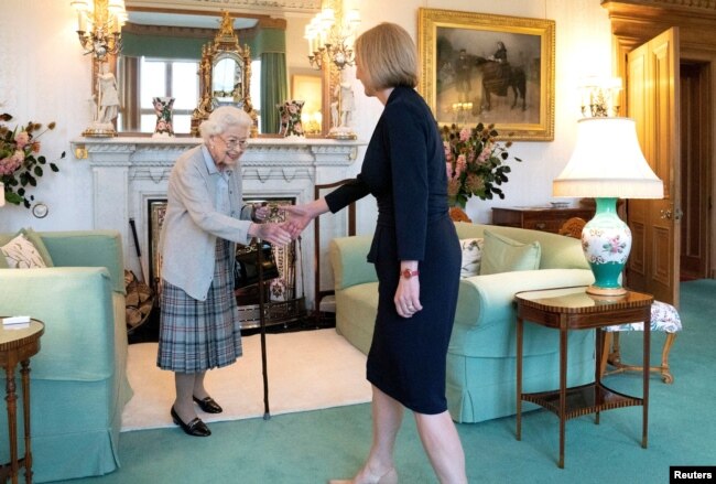 Queen Elizabeth welcomes Liz Truss during an audience where she invited the newly elected leader of the Conservative party to become Prime Minister and form a new government, at Balmoral Castle, Scotland, Britain September 6, 2022. Jane Barlow/Pool via REUTERS TPX IMAGES OF THE DAY