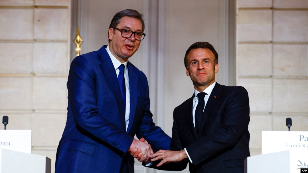 Predsednik Srbije Aleksandar Vučić (L) i francuski predsednik Emanuel Makron (D) tokom susreta u Parizu (Foto: AFP/Sarah Meyssonnier)