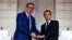 Predsednik Srbije Aleksandar Vučić (L) i francuski predsednik Emanuel Makron (D) tokom susreta u Parizu (Foto: AFP/Sarah Meyssonnier)