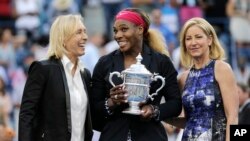 Serena Williams berpose bersama Martina Navratilova (kiri) dan Chris Evert, setelah meraih juara AS Terbuka di New York (7/9). (AP/Charles Krupa)