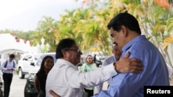 ARCHIVO - El presidente de Colombia, Gustavo Petro, y su homólogo venezolano, Nicolás Maduro, se reúnen en Caracas, Venezuela, en marzo de 2023.
