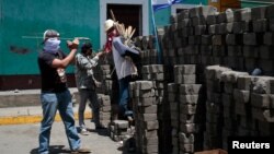 Manifestantes detrás de una barricada en la comunidad indígena de Monimbo, en Masaya, Nicaragua. Julio 11 de 2018.