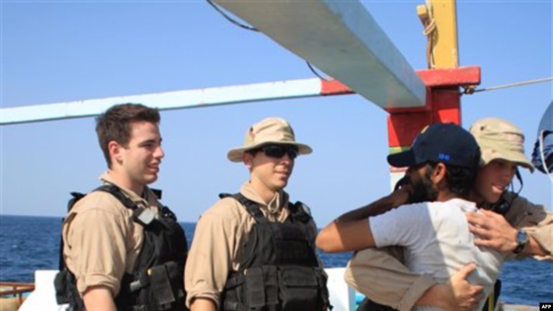 AQShning "USS Kidd" harbiy kemasi xodimlari Eronning "Al-Molai" kemasini qaroqchilardan ozod etgan, 6-yanvar 2012